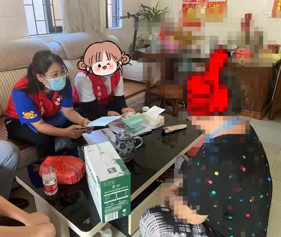 周丽医生联合社区健康管理员，入户随访重精患者