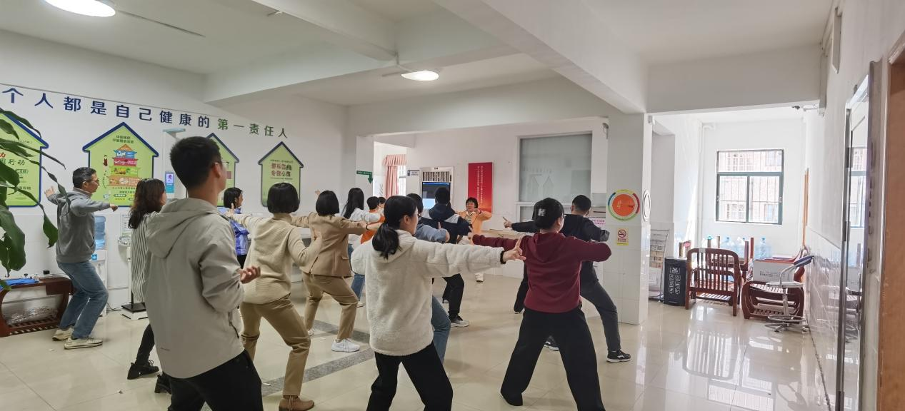 桂敏医生带领机关单位职工练习八段锦