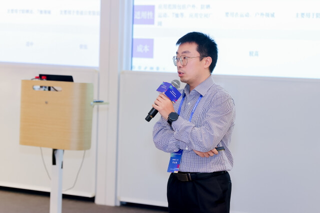 朱龙潜正在演讲(受访者供图)
