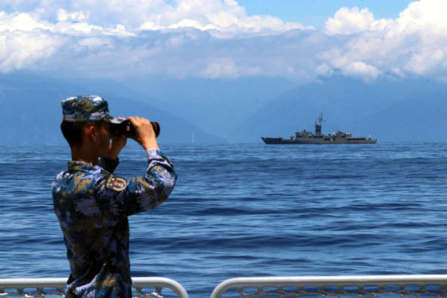 8月5日，中国人民解放军东部战区海军继续在台岛周边海域展开实战化训练。这是某舰官兵在瞭望观察。新华社发（林健 摄）