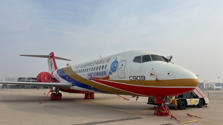 中国首例！广东专家在C909飞机上完成眼科手术