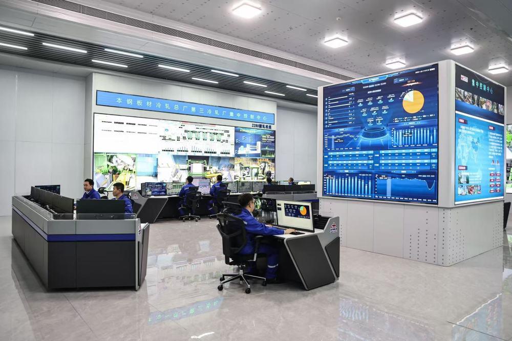 △工作人员在鞍钢集团所属的本钢板材冷轧总厂第三冷轧厂集控中心监控设备运行情况。