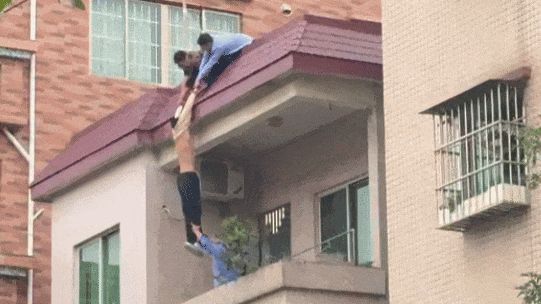 男子晾衣服被挂四楼阳台外侧 最终获救｜暖心画