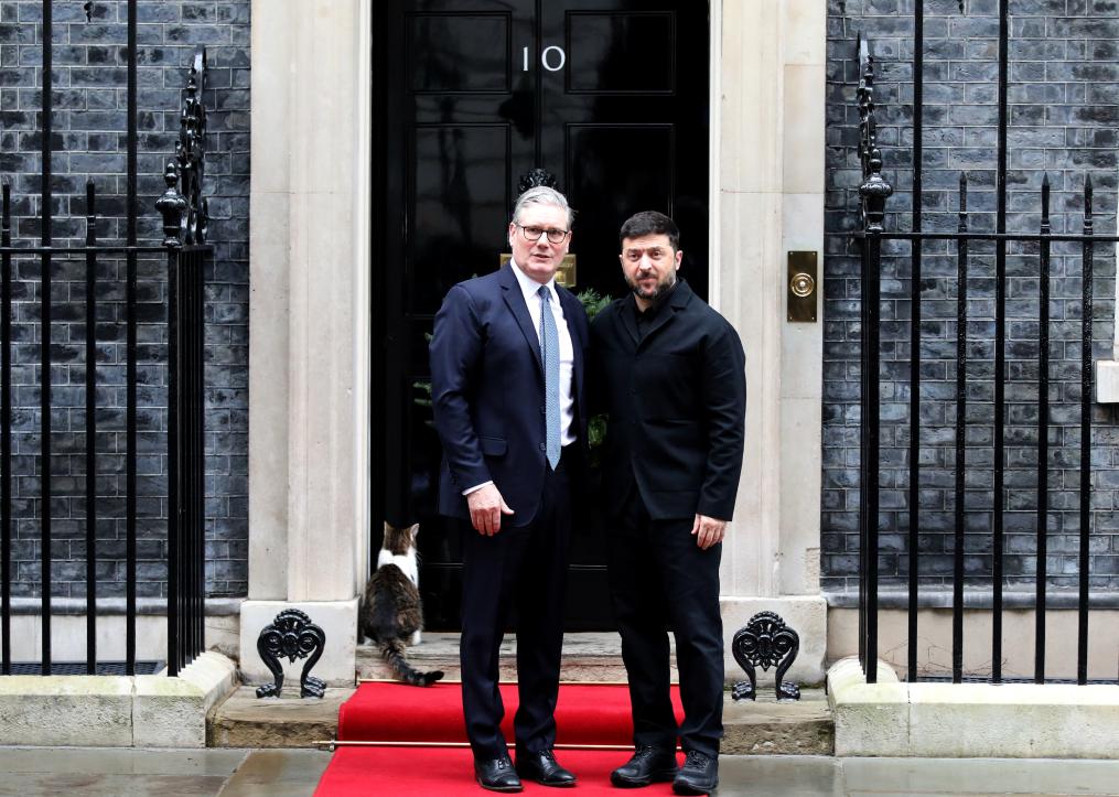 12月8日,在英国伦敦唐宁街10号首相府前,英国首相斯塔默(左)与乌克兰总统泽连斯基合影。新华社记者李颖摄