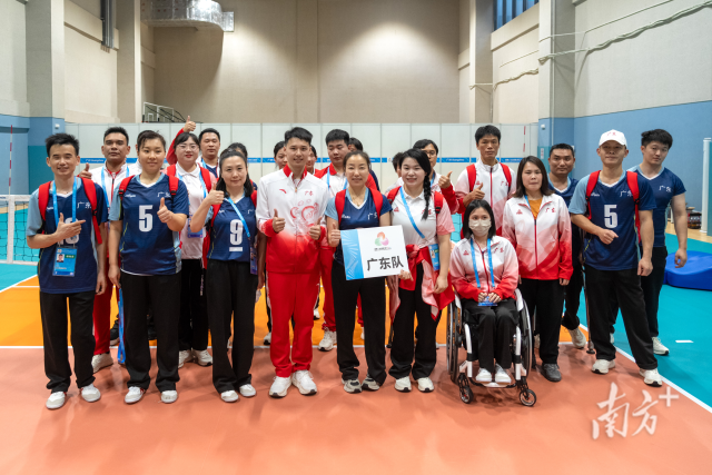 陈艾森为广东队加油打气。