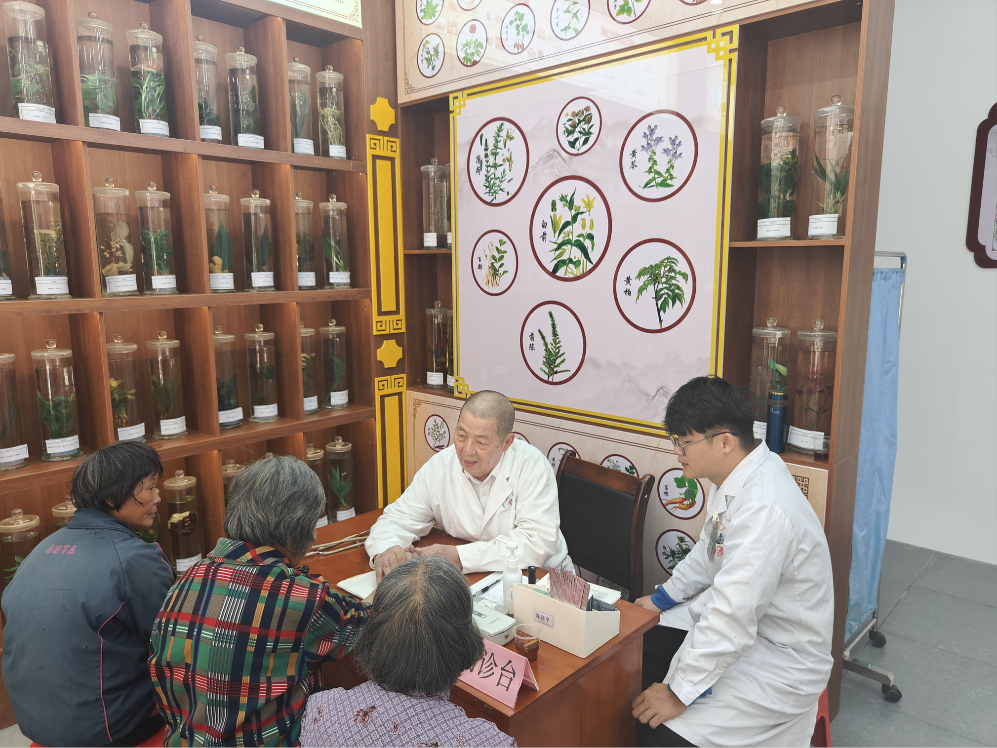 郁南县大方镇乡村振兴人才驿站开展“暖心义诊·健康惠民”活动