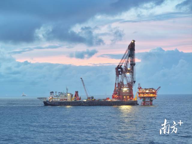 西江24-7完成海上安装,又一无人智能平台在南海东部油田安家。南方+记者 石磊 张令 摄 西江24-7完成海上安装,又一无人智能平台在南海东部油田安家。南方+记者 石磊 张令 摄