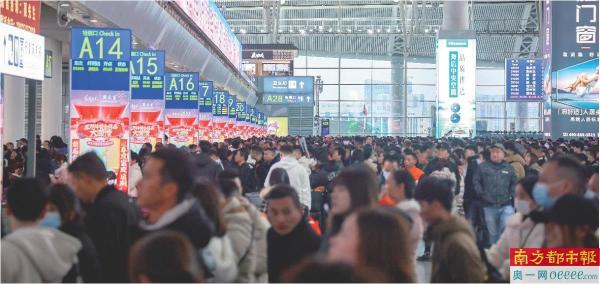广州南站候车厅人潮汹涌。