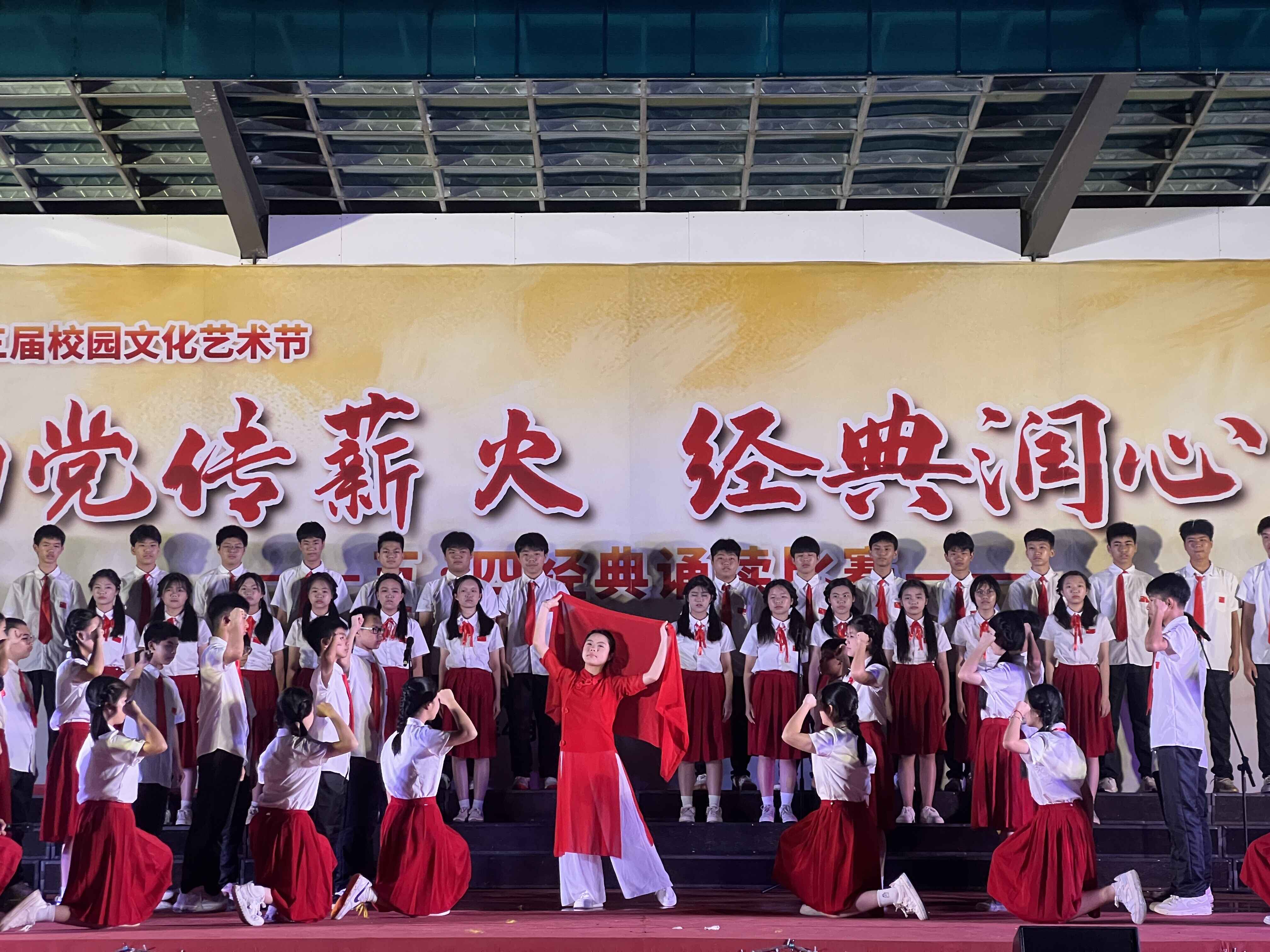 郁南县实验中学五四经典诵读比赛 奏响时代强音