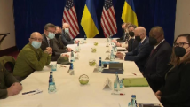 美国总统拜登在波兰会见乌防长和外长