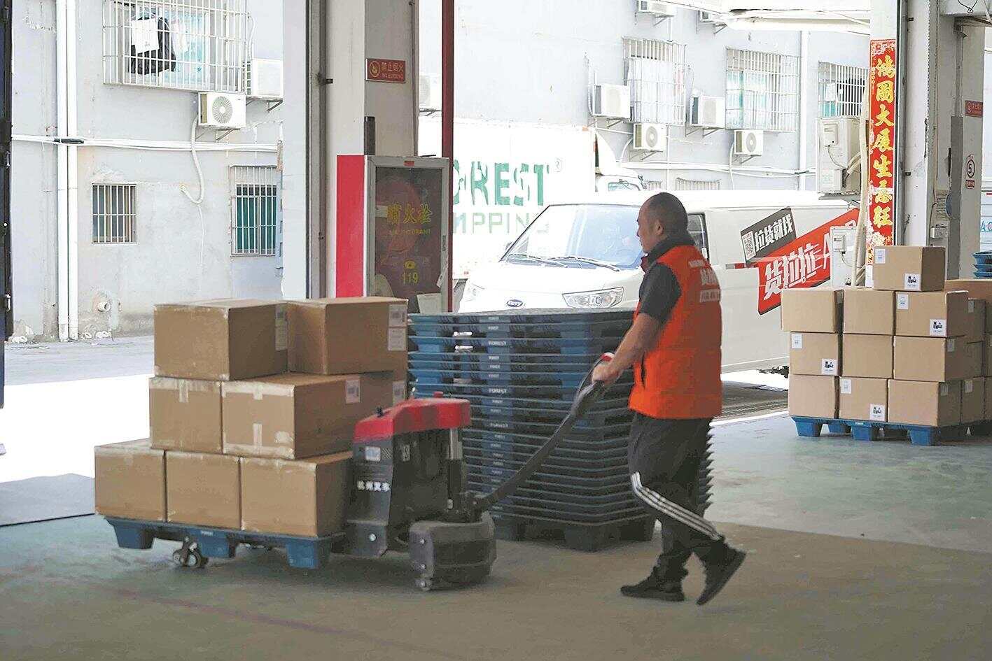 货运工作人员在作业