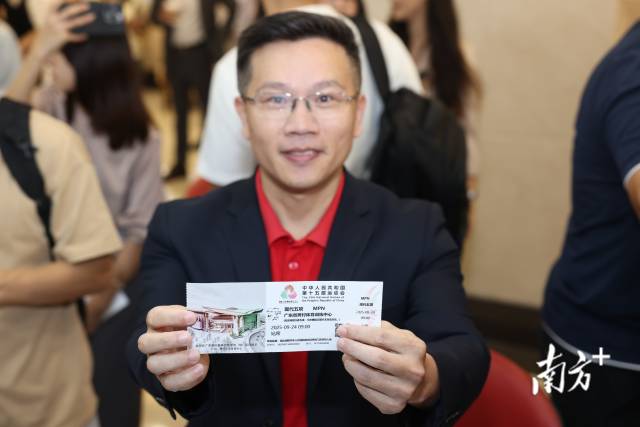 市民陈先生成为本届全运会“首批购票者”。