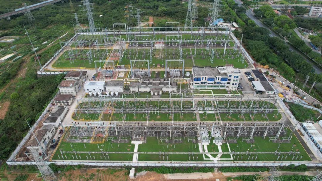220千伏高联站、朗新站等五座变电站主变扩建工程顺利建成投产，有效解决供电瓶颈问题。来源：广东电网