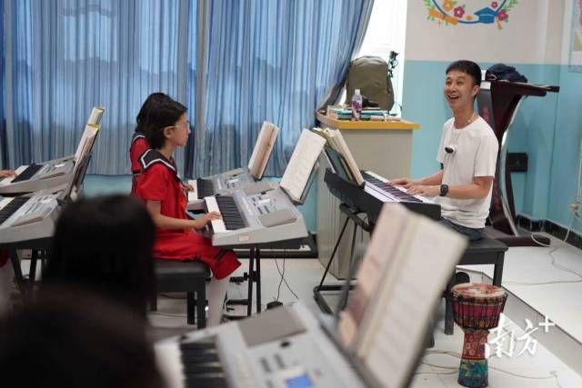 潘康友教学生用弹唱的方式演绎古诗词。