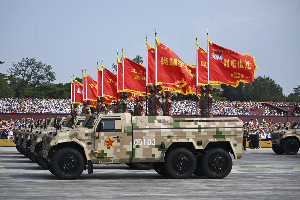 2025年9月3日，纪念中国人民抗日战争暨世界反法西斯战争胜利80周年大会在北京隆重举行。这是战旗方队通过天安门广场。新华社记者 刘勇贞 摄