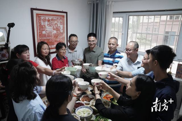 新学期开始了，广州的援疆老师们聚在一起打气加油。