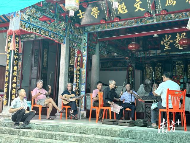 陈焕亮在祖祠聆听传统潮乐。   