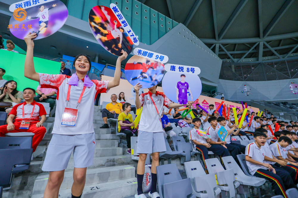 Audience cheering up athletes in women's handball in Shantou.