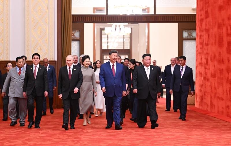 　　△2025年9月3日，纪念中国人民抗日战争暨世界反法西斯战争胜利80周年招待会在北京人民大会堂隆重举行。这是习近平主席和夫人彭丽媛同出席招待会的外国领导人夫妇共同步入宴会厅。