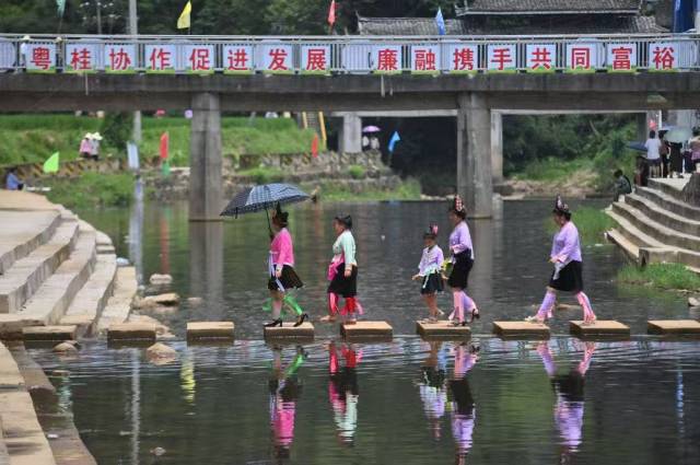 广东的政党和政府代表团连续访问了三个省和地
