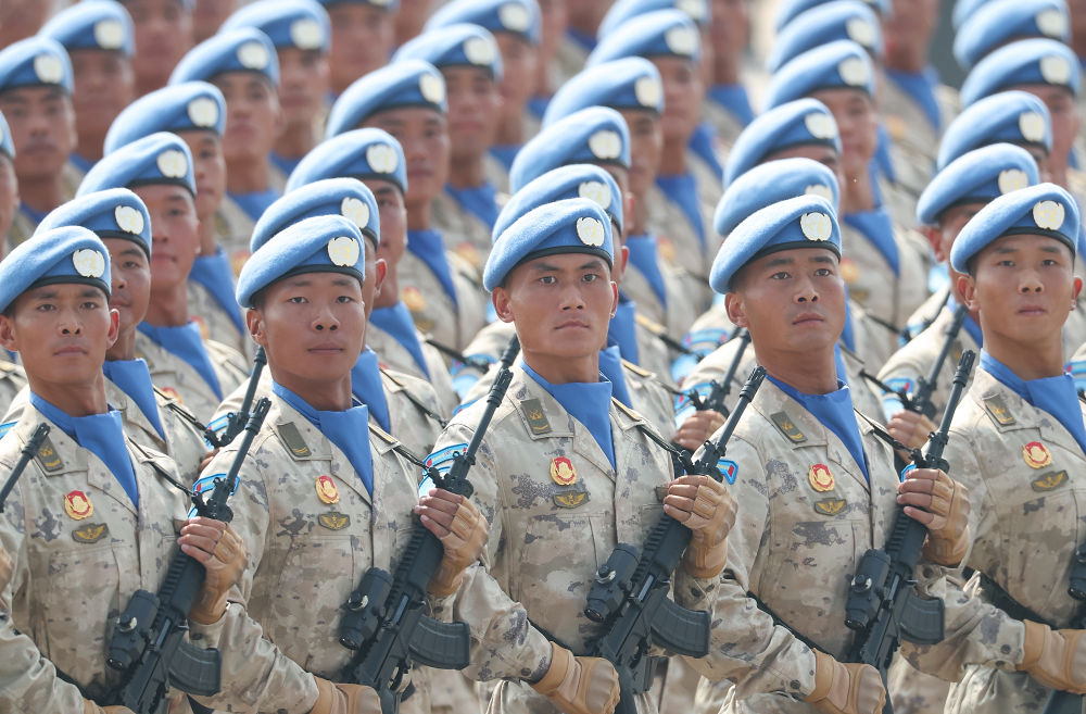 2025年9月3日，纪念中国人民抗日战争暨世界反法西斯战争胜利80周年大会在北京隆重举行。这是维和部队方队接受检阅。新华社记者 刘大伟 摄