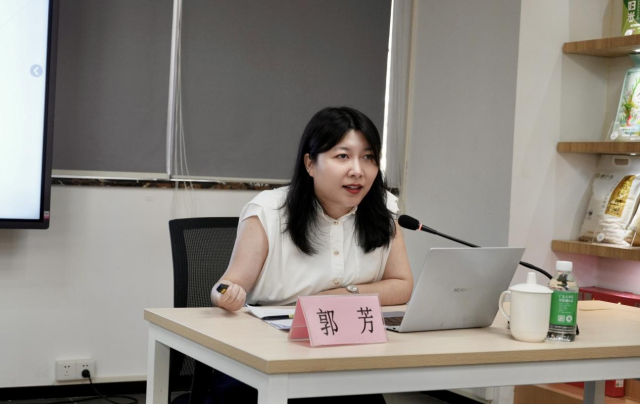 《南方》杂志经济部主任郭芳结合一线调研故事，现场分享品牌塑造案例。