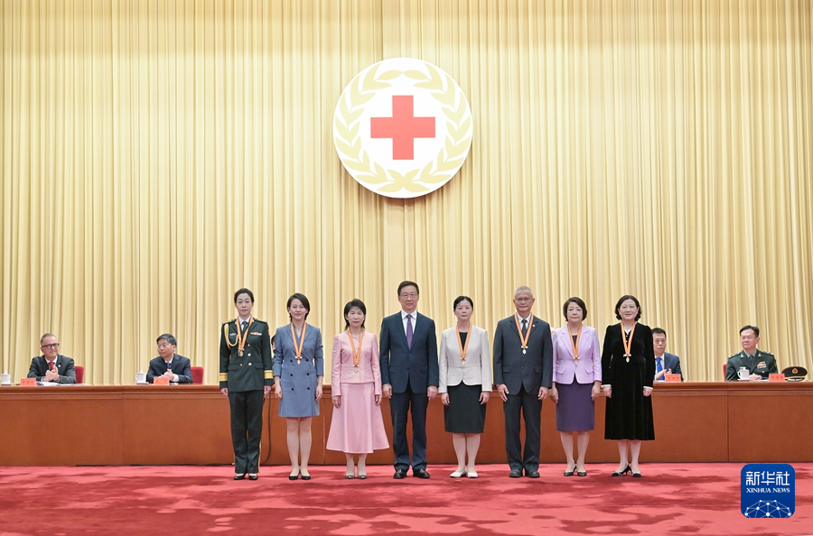 9月12日上午，第50届南丁格尔奖颁奖大会在北京人民大会堂举行。国家副主席、中国红十字会名誉会长韩正为中国获奖者颁奖。新华社记者 高洁 摄