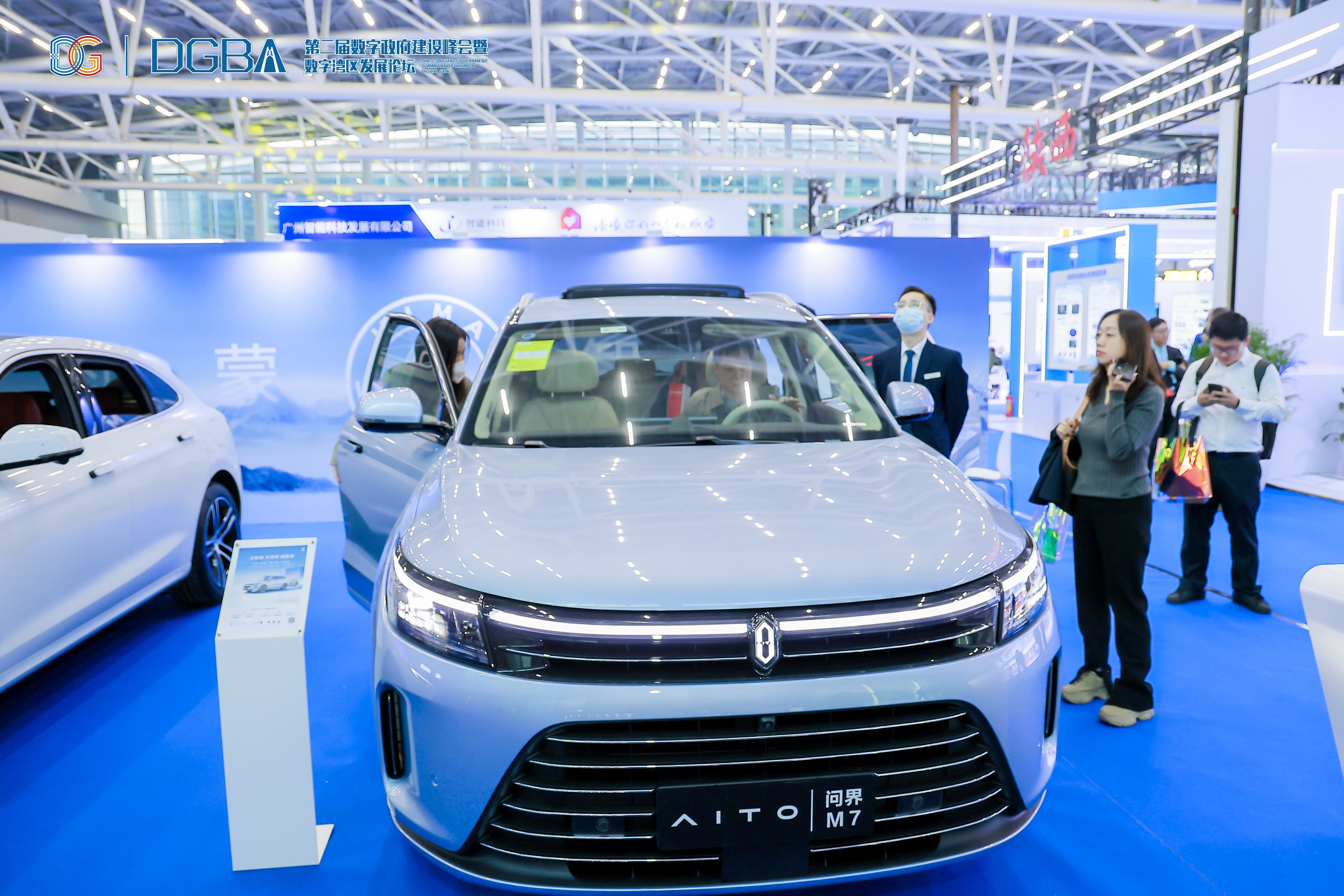 华为重点车型实车问界M7体验现场。