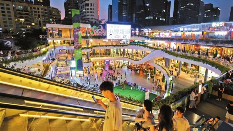 Tourism boom boosts foot traffic in commercial districts