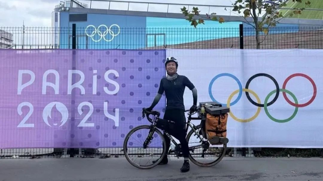 Shenzhen University graduate cycles to Paris for Olympics!