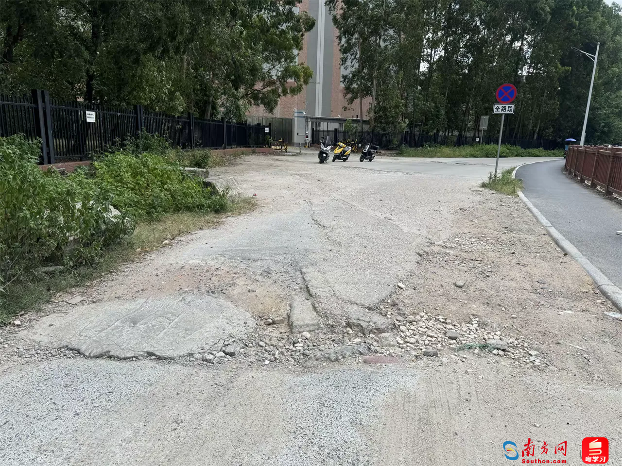 道路修复前。通讯员供图