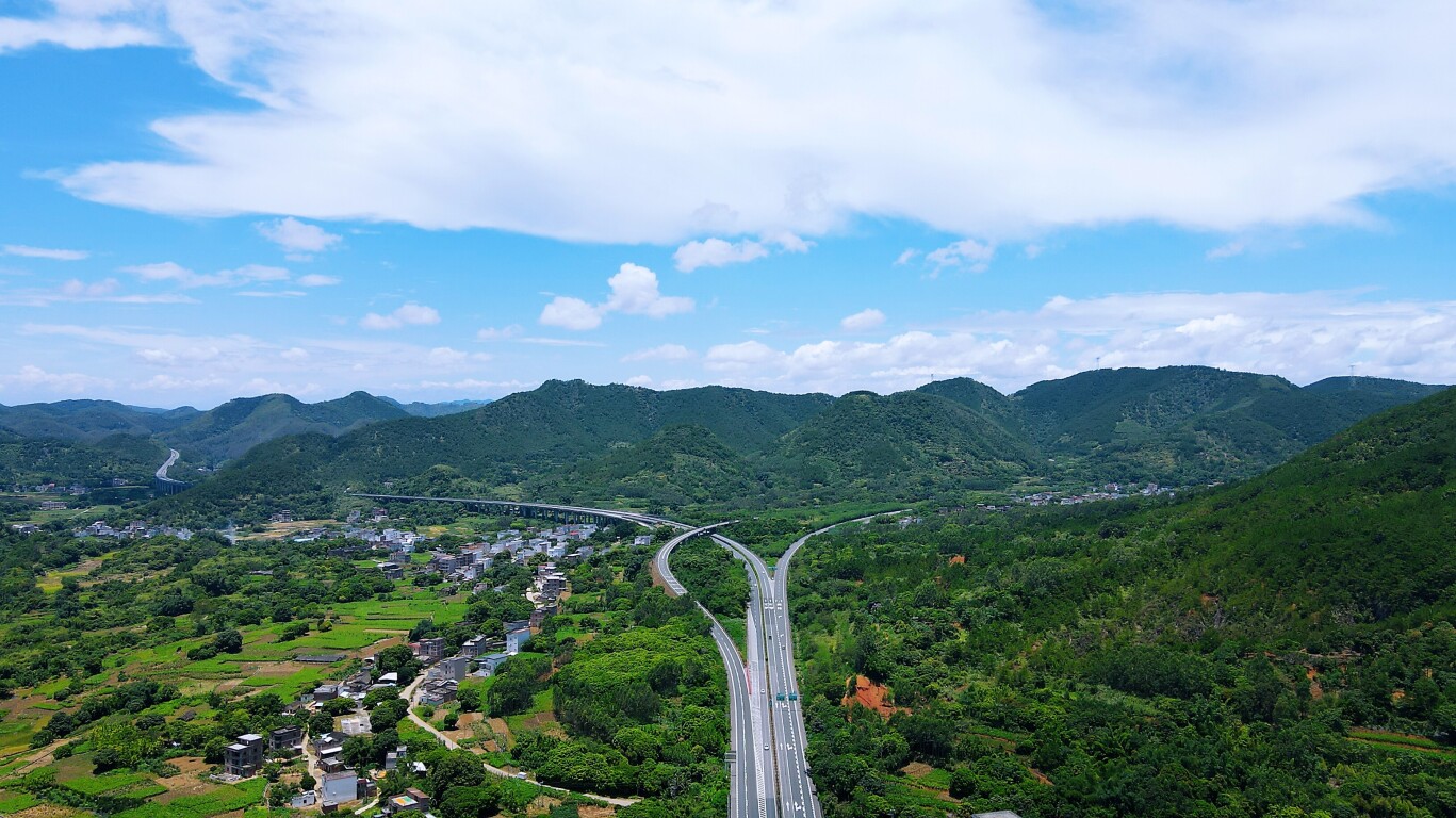 云梧高速：“五一”假期预计车流约达128.09万辆