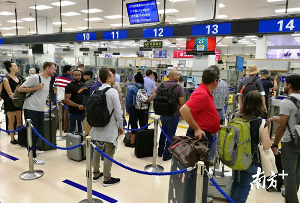 大批参加文博会的外国参展商及宾客经皇岗口岸入境 黄俊生/摄 大批参加文博会的外国参展商及宾客经皇岗口岸入境 黄俊生/摄