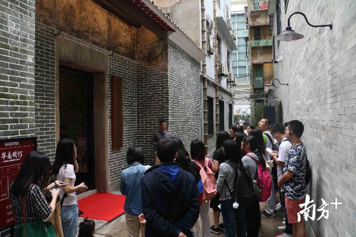大量市民群体自发走访杨家祠等红色史迹。