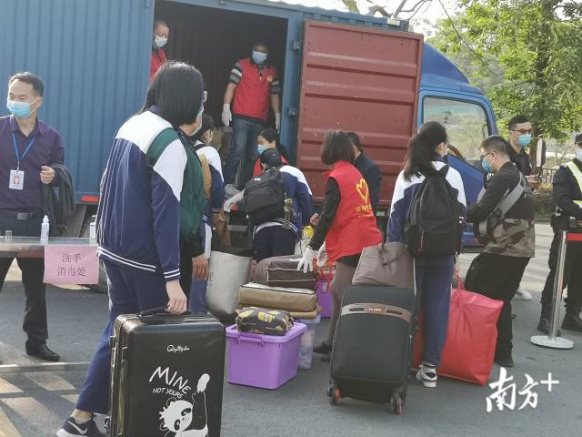 在云浮中学高中部, 学校志愿者协助学生将大件行李运回宿舍楼。
