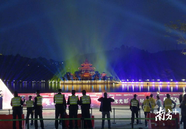 春节假期，顺德区公安局每天千余警力守护光影文化展。