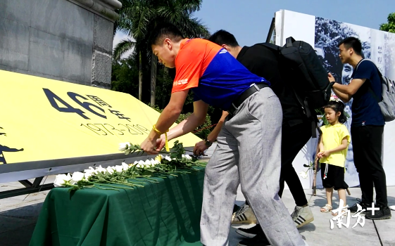“龙迷”们在李小龙雕像前献花，缅怀这位功夫之星。欧阳少伟 摄