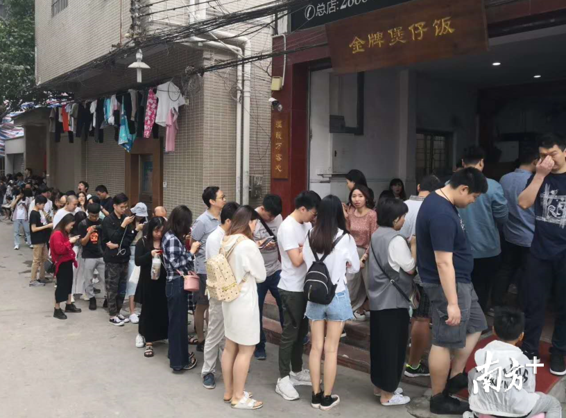 2日，容桂红星光发煲仔饭门口食客排队等位。网友供图