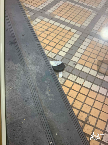 6月22日，深圳一女孩在经过11号线南山地铁站D出口时，被上空坠落的杠铃片砸中