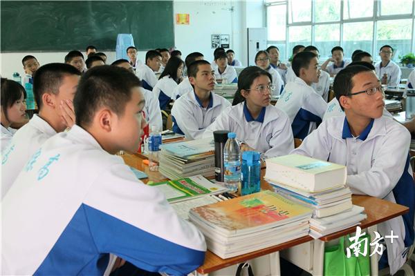惠州综合高中的围坐式课堂，目的是要推进自主探究式学习。