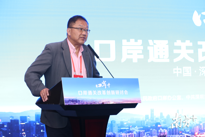 全国政协委员香港中文大学工程学院副院长黄锦辉进行主题演讲。