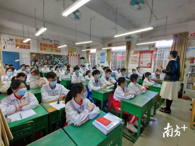 早上7点50分，韶关市一中实验学校在课室里上开学第一课。