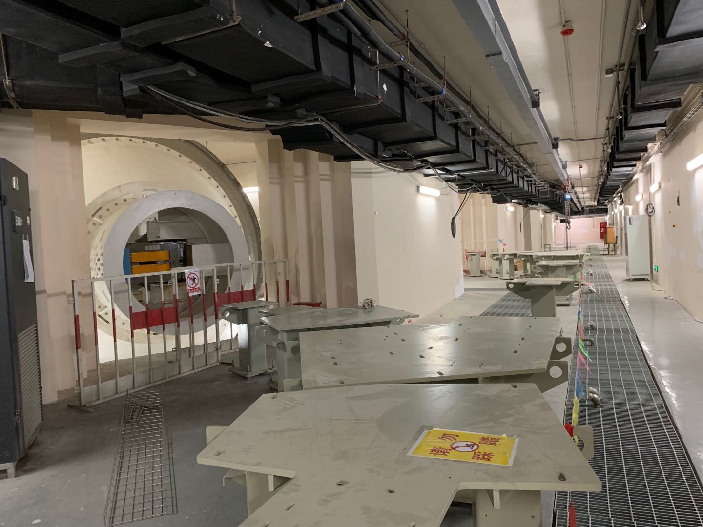 广州国际肿瘤中心地下室走廊，将安装束流线，质子从加速器发射经过束流线再进入5间治疗室中。