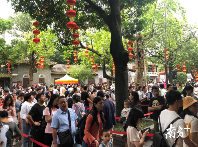 3日上午11时，清晖园景区售票处排起了长龙。南方+记者 欧阳少伟 摄
