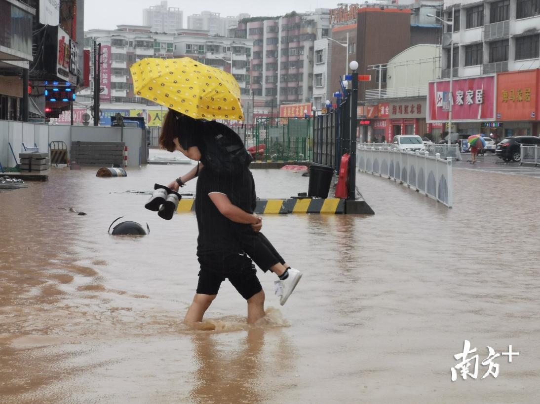 广州突降暴雨 多地出现水浸堵车[2]- 中国日报网