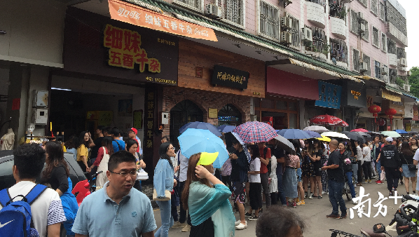 3日上午11：50分，五香细妹牛杂店排起长龙。南方+记者 欧阳少伟 摄