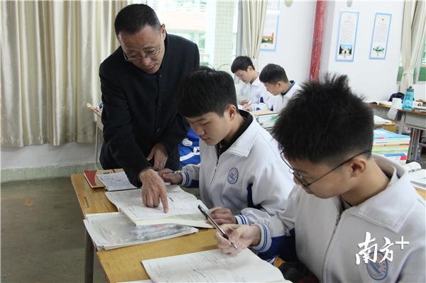 王立新在辅导学生。