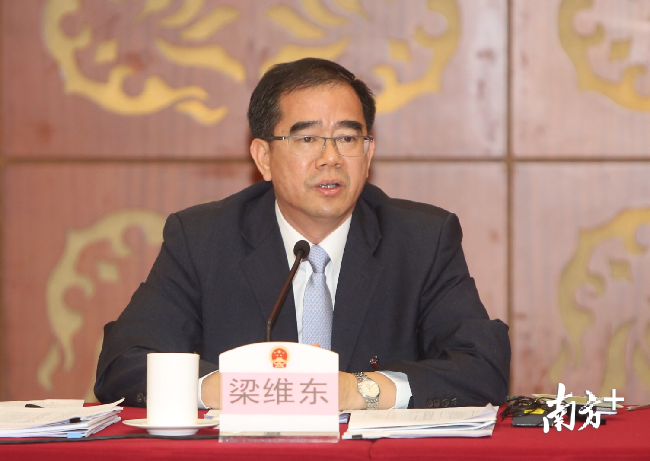 省人大代表，东莞市委书记、市人大常委会主任梁维东接受中央、省、东莞市有关媒体提问。