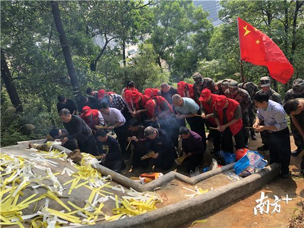 每逢清明节，龙丰街政办都组织祭拜活动。