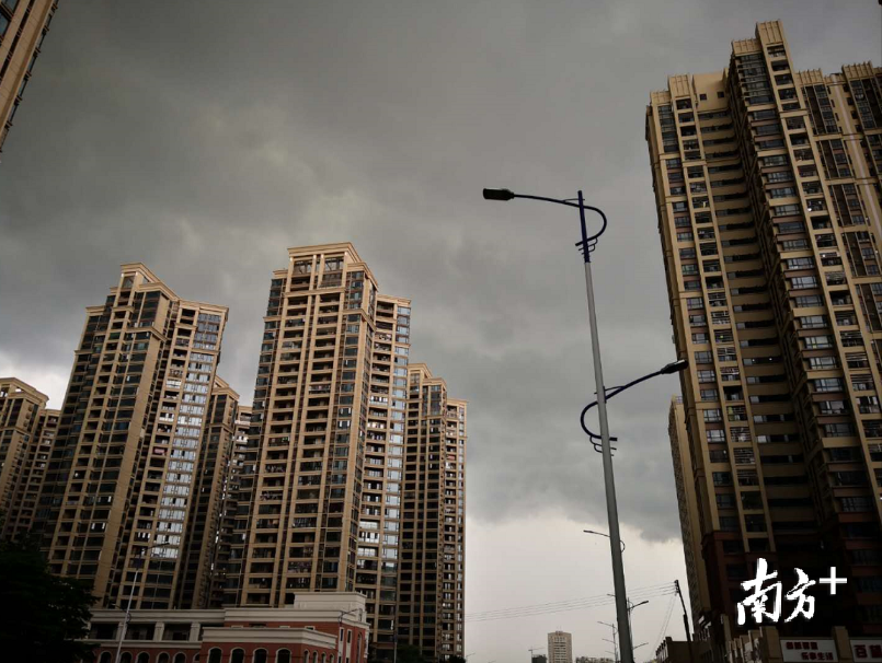 禅城季华七路乌云密布，大雨即将来临。南方+记者 盛正挺 摄